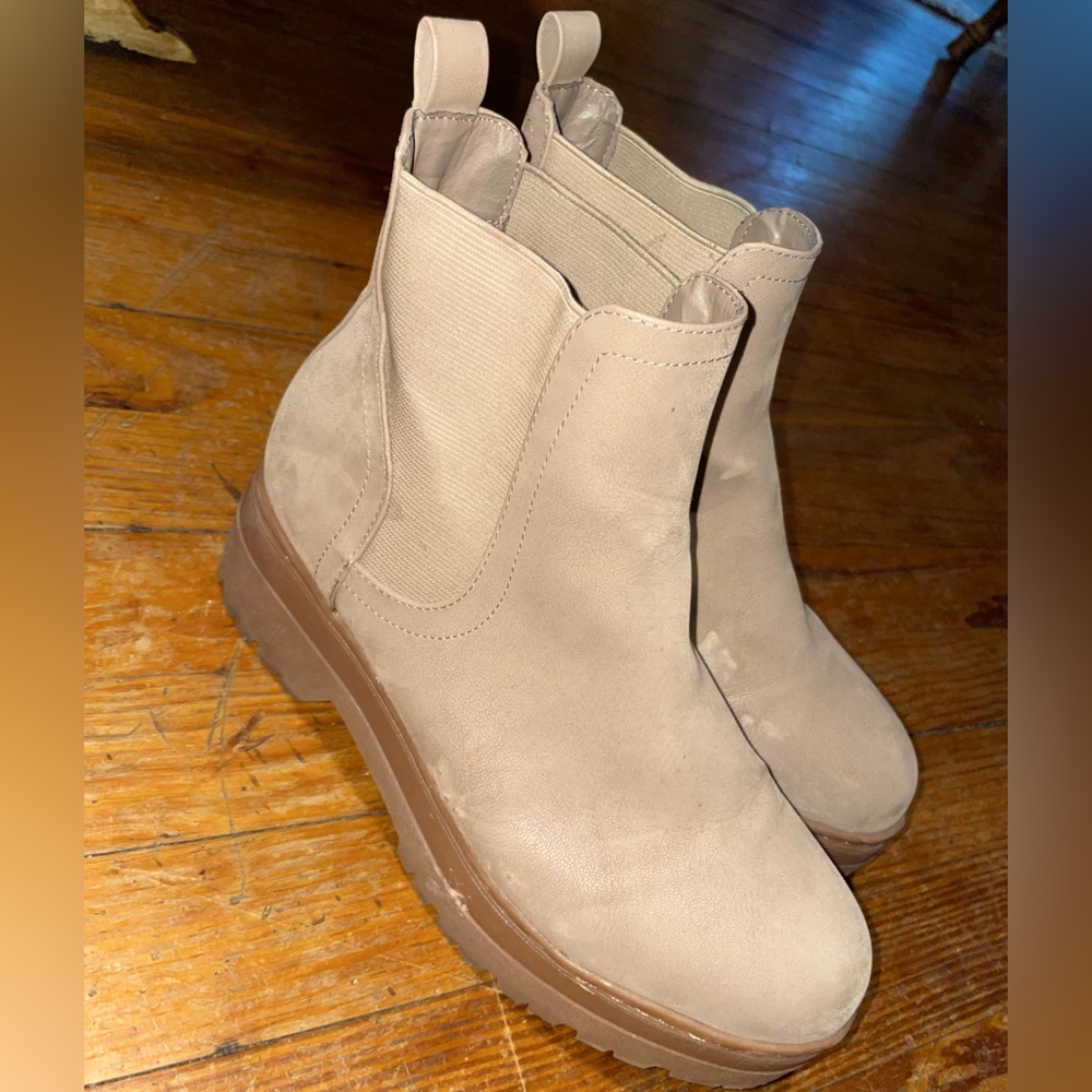 MIA size 8 *wear shown in photos